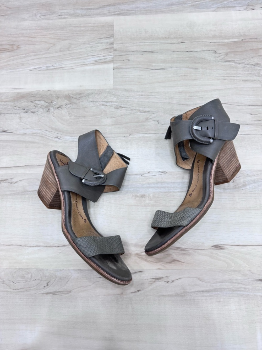 SOFFT Sandals Womens Menaka Snake grey Stacked Heel Ankle Strap Leather Sz 10 M